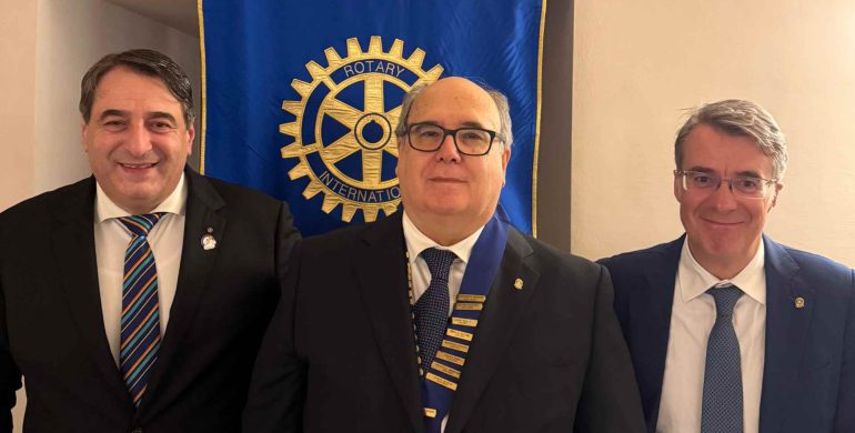 Festa degli Auguri 2024 del Rotary Club Teramo Nord Centenario: solidarietà e sostegno ai giovani talenti